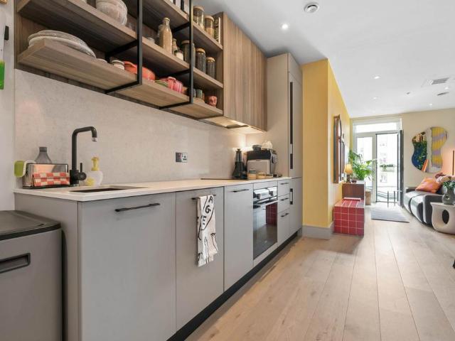 Flat for sale in Stockwell, Greater London