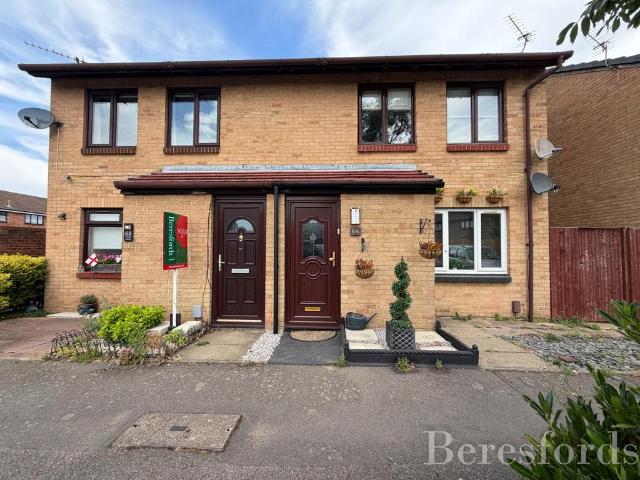 Flat for sale in Elm Park, Greater London
