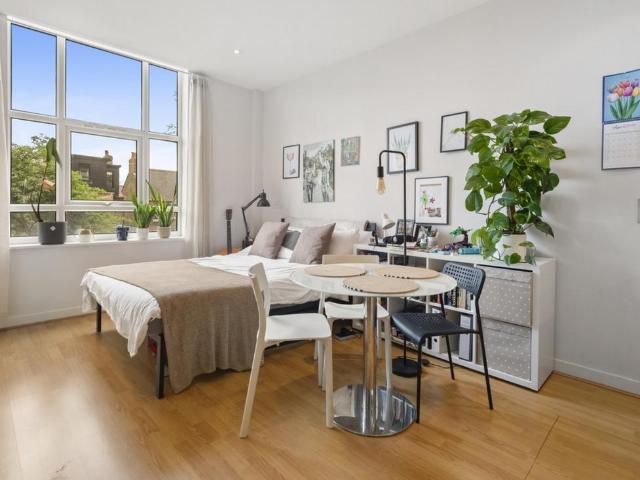Flat for sale in London Borough of Ealing, Greater London