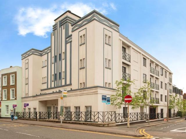 Flat for sale in North Watford, Hertfordshire