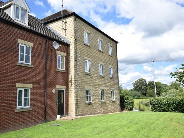 Flat for sale in Scholes, West Yorkshire