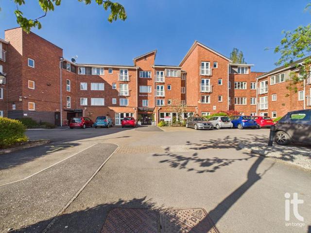 Flat for sale in Hazel Grove, Greater Manchester