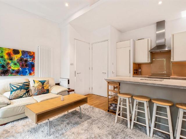 Flat for sale in Finsbury, Greater London