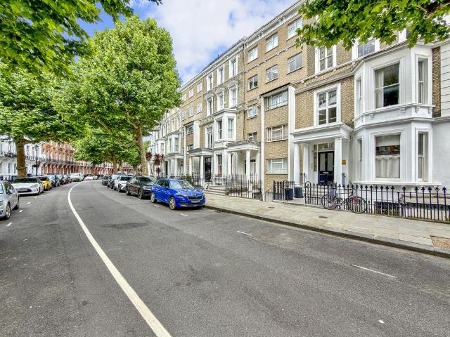 Flat for sale in Earl's Court, Greater London