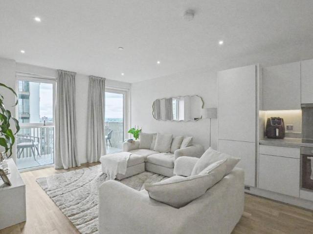 Flat for sale in Shepherd's Bush, Greater London