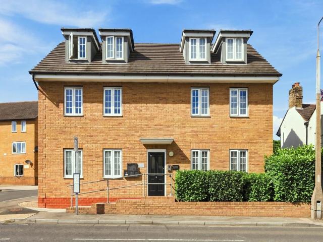 Flat for sale in Aveley, Essex