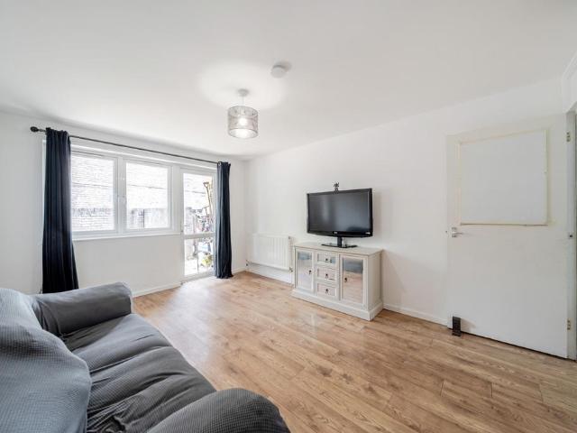 Flat for sale in London Borough of Southwark, Greater London