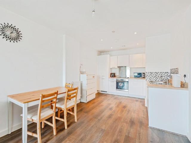 Flat for sale in Red Hill, Surrey
