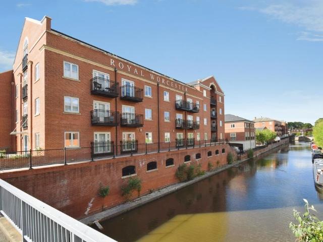 Flat for sale in Diglis, Worcestershire