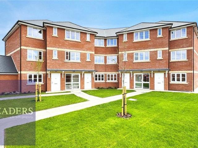 Flat for sale in Chipping Hill, Essex