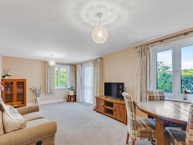 Flat for sale in Emmbrook, Wokingham