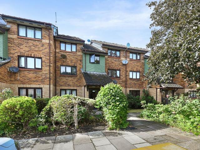Flat for sale in Dollis Hill, Greater London
