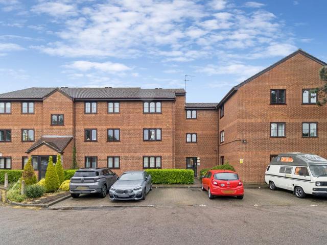Flat for sale in Hall Park, Pouchen End