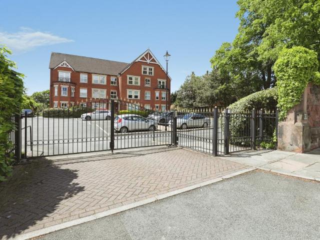 Flat for sale in Woolton, Calderstones