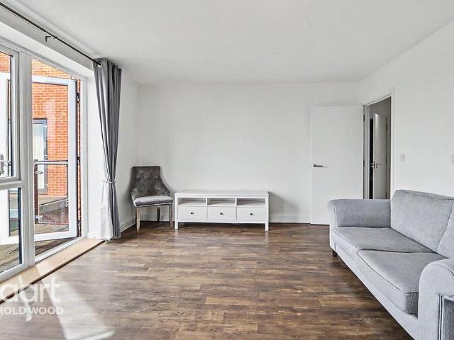 Flat for sale in Harold Wood, Greater London
