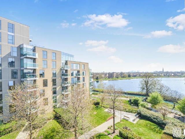 Flat for sale in Stamford Hill, Greater London