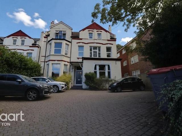 Flat for sale in Carshalton Beeches, Greater London