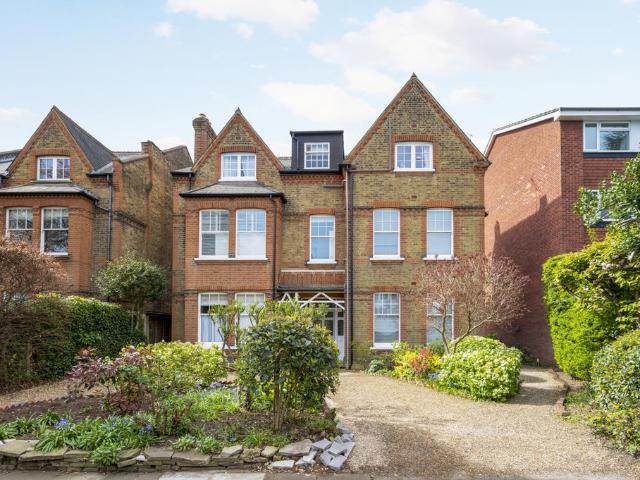 Flat for sale in Surbiton, Greater London
