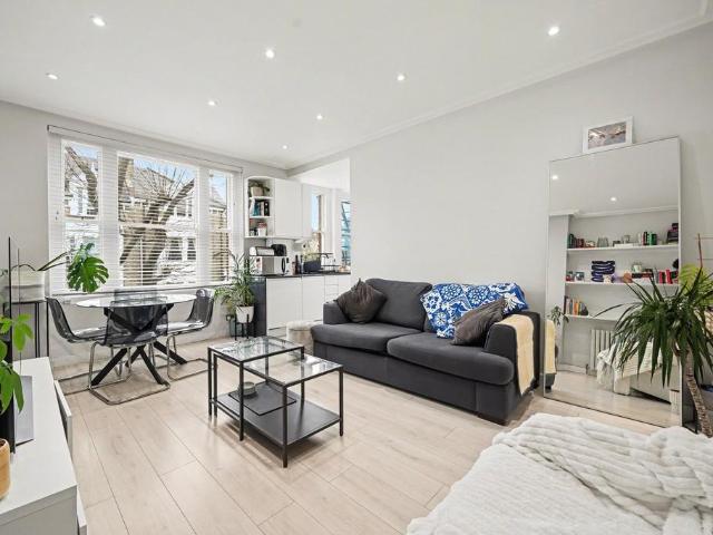 Flat for sale in Kilburn, Greater London