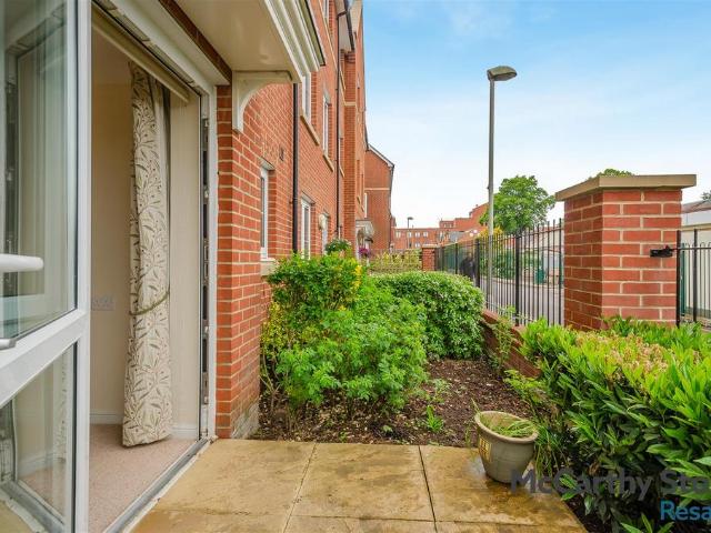 Flat for sale in Evershot, Oxfordshire