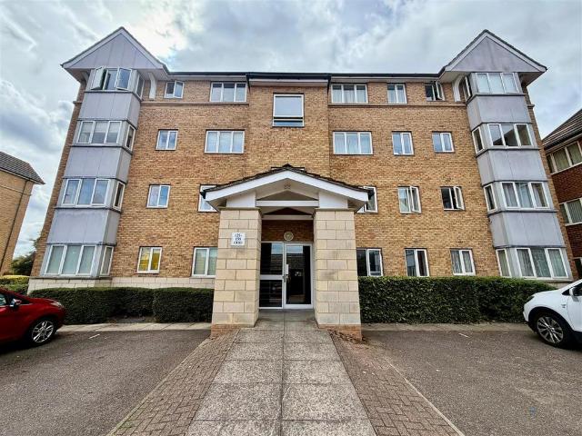 Flat for sale in Badgers Dene, Grays