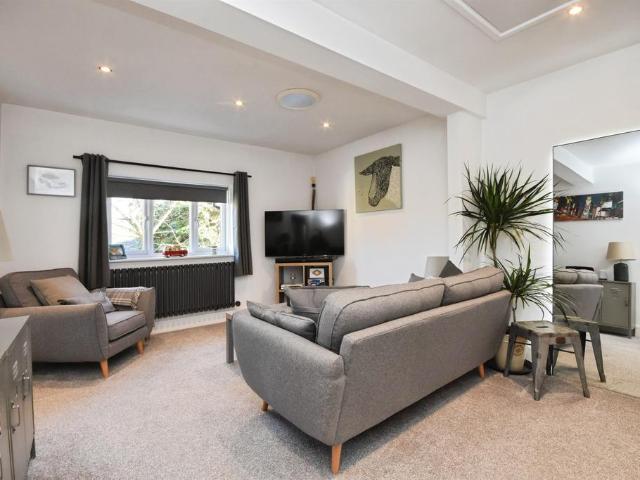 Flat for sale in Chipping Hill, Essex