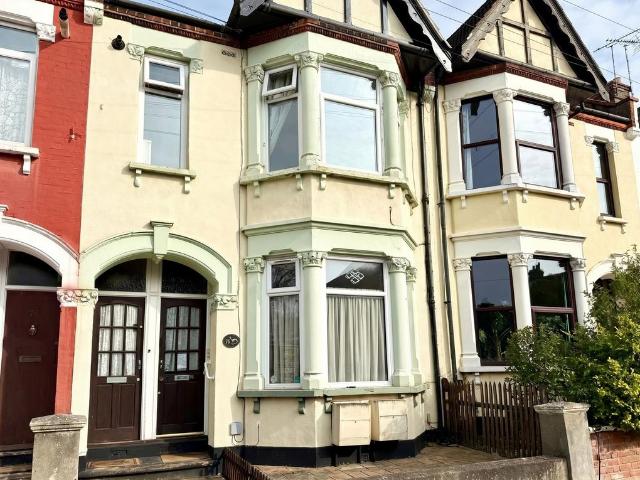 Flat for sale in Alton Barnes, Essex