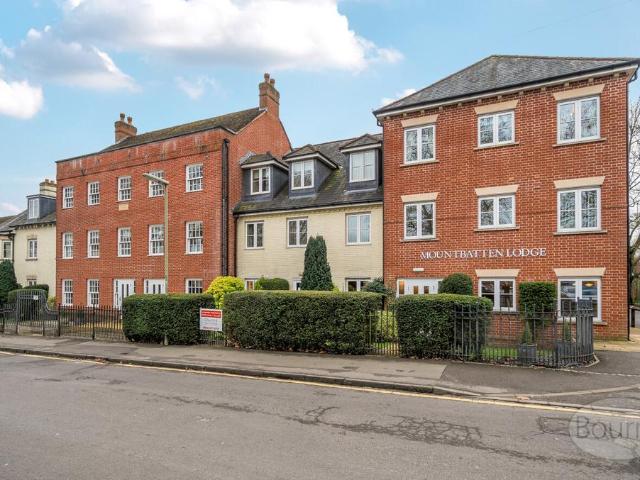Flat for sale in Fole, Surrey