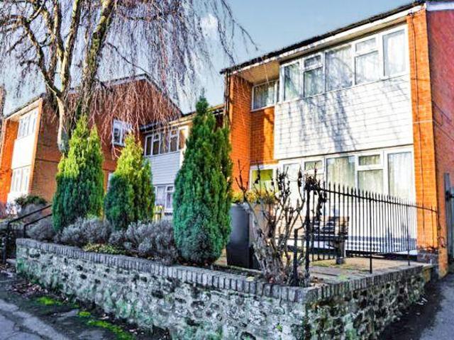 Flat for sale in Hillview, Surrey