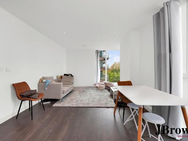 Flat for sale in Woodberry Down, Stamford Hill