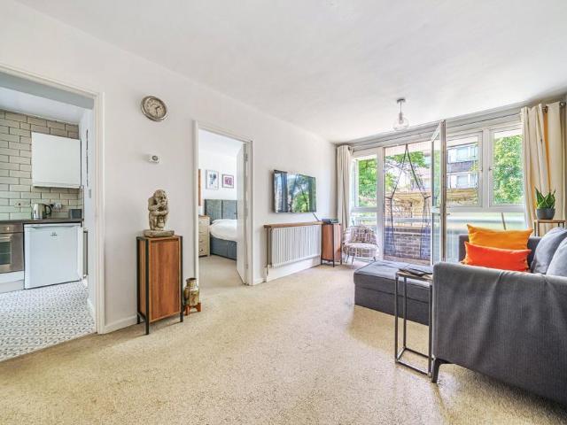 Flat for sale in North Kensington, Greater London