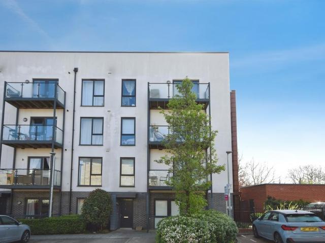 Flat for sale in Harold Wood, Greater London