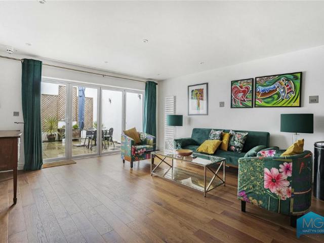 Flat for sale in Kentish Town, Greater London
