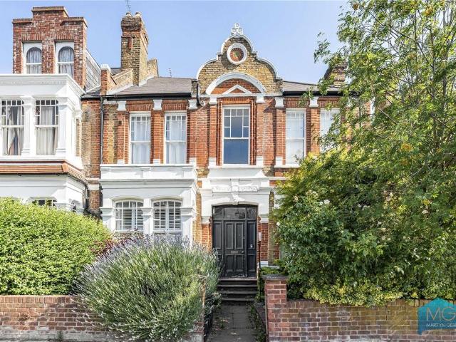 Flat for sale in Crouch End, Greater London