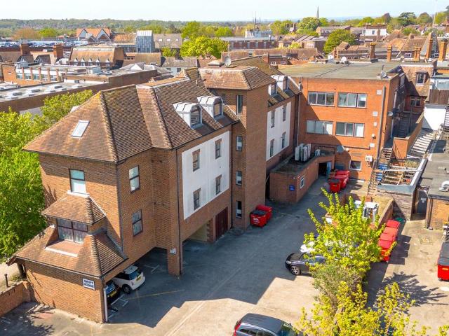 Flat for sale in Emmbrook, Wokingham