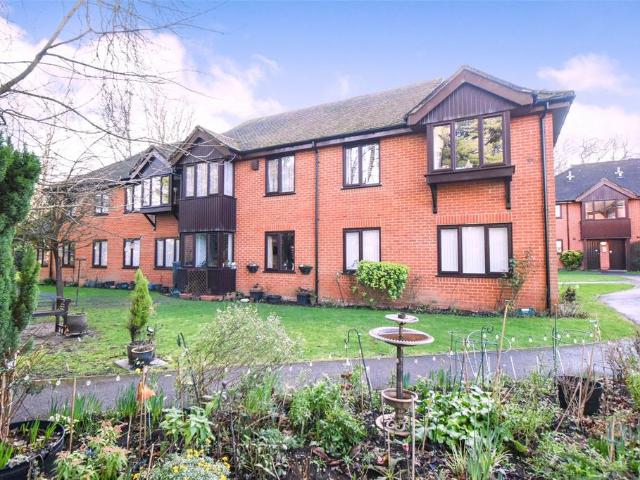 Flat for sale in Hart, Hampshire