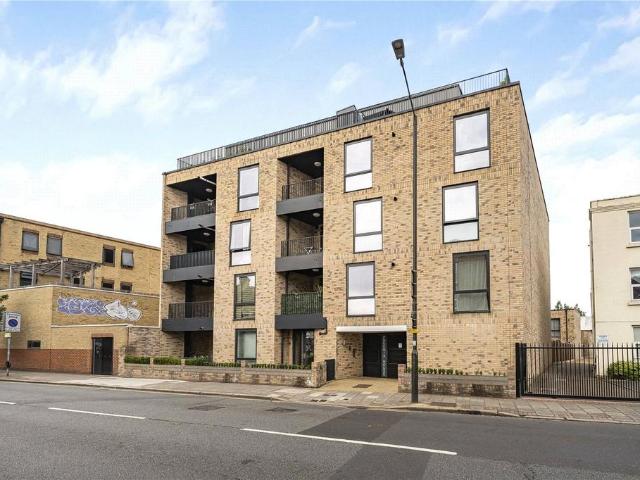Flat for sale in London Borough of Merton, South Wimbledon