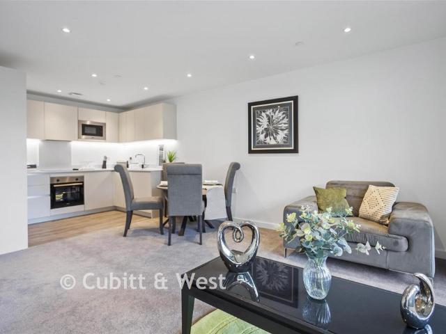 Flat for sale in Red Hill, Surrey