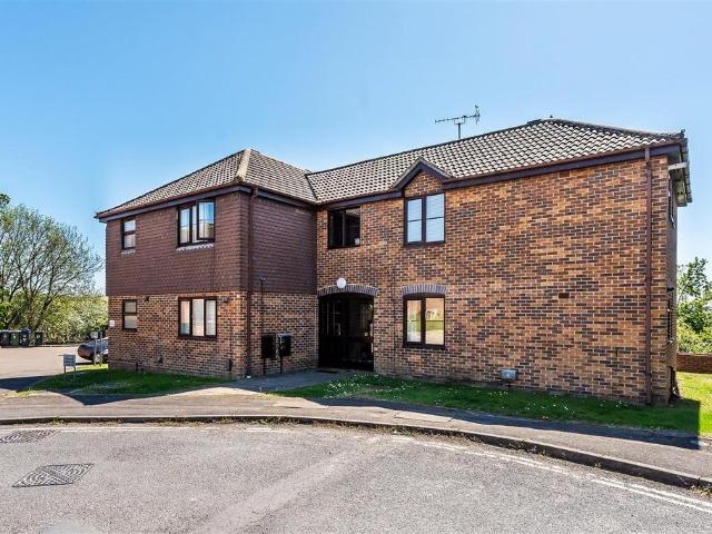 Flat for sale in Pachesham Park, Surrey