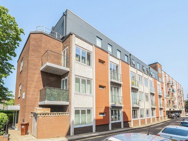 Flat for sale in Crofton, Greater London