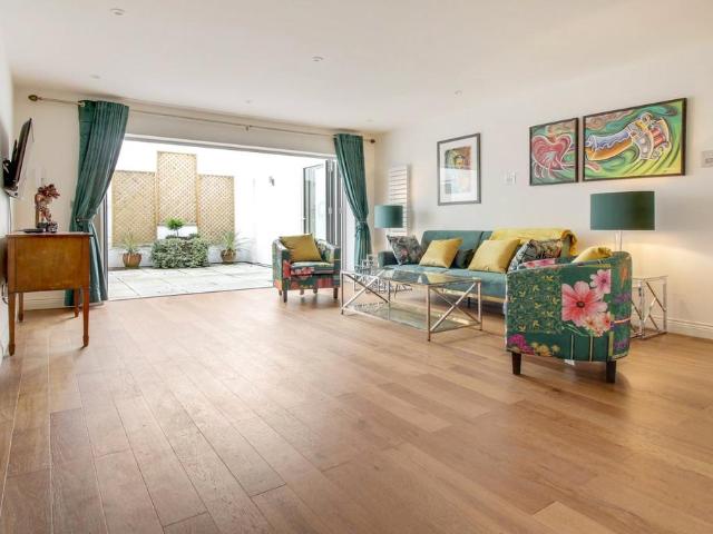 Flat for sale in Kentish Town, Greater London