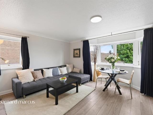 Flat for sale in Surbiton, Greater London