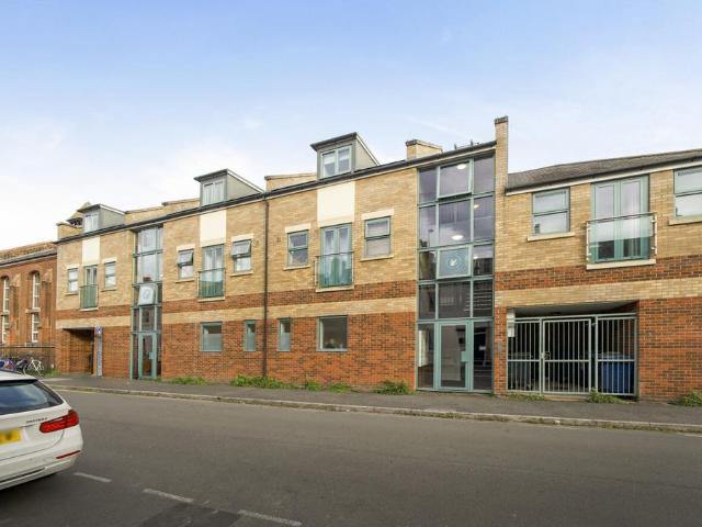 Flat for sale in Romsey, Cambridge