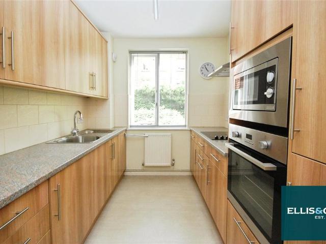 Flat for sale in Temple Fortune, Greater London