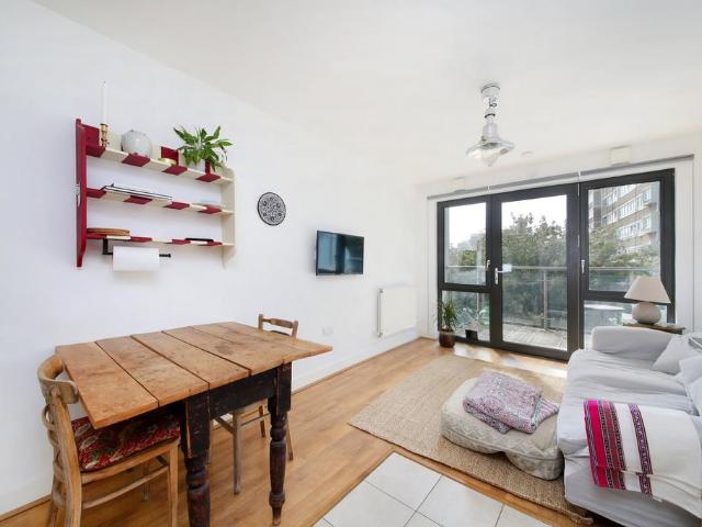 Flat for sale in London Borough of Wandsworth, Greater London