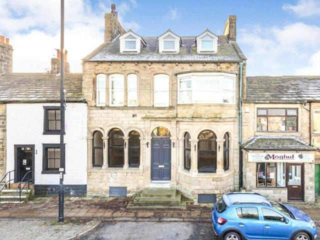 Flat for sale in Esscroft, Bradford