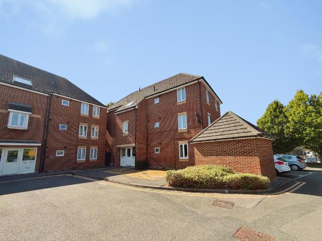 Flat for sale in Dee Park, Reading