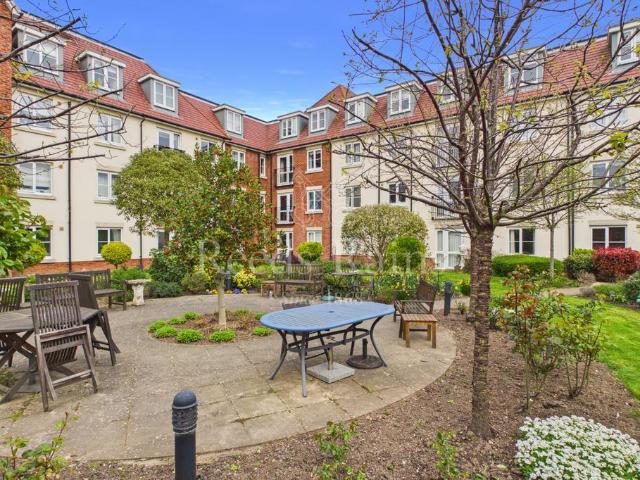Flat for sale in Monks Orchard, Kent