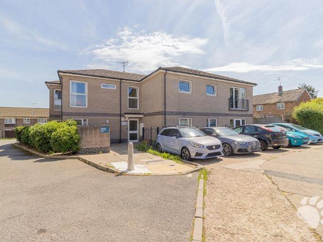 Flat for sale in Vange, Essex