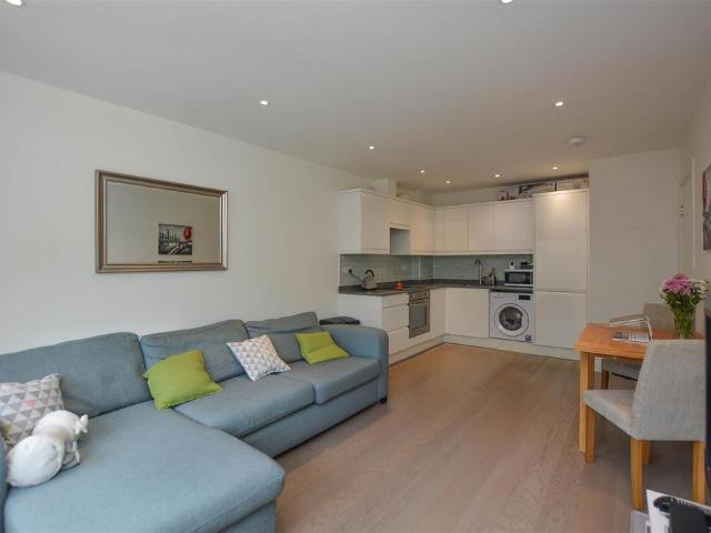 Flat for sale in South Weald, Brentwood